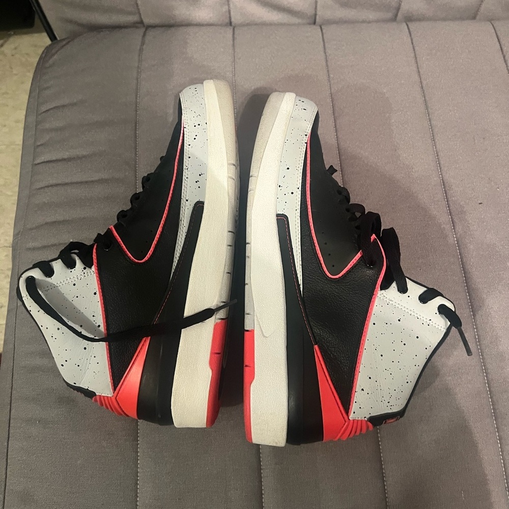 Retro 2 men size 9 preowned good condition